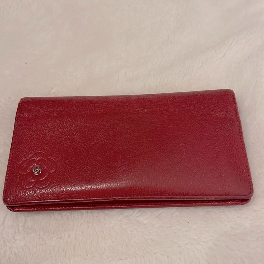 CHANEL long flower wallet in good condition. Red color. Authentic.